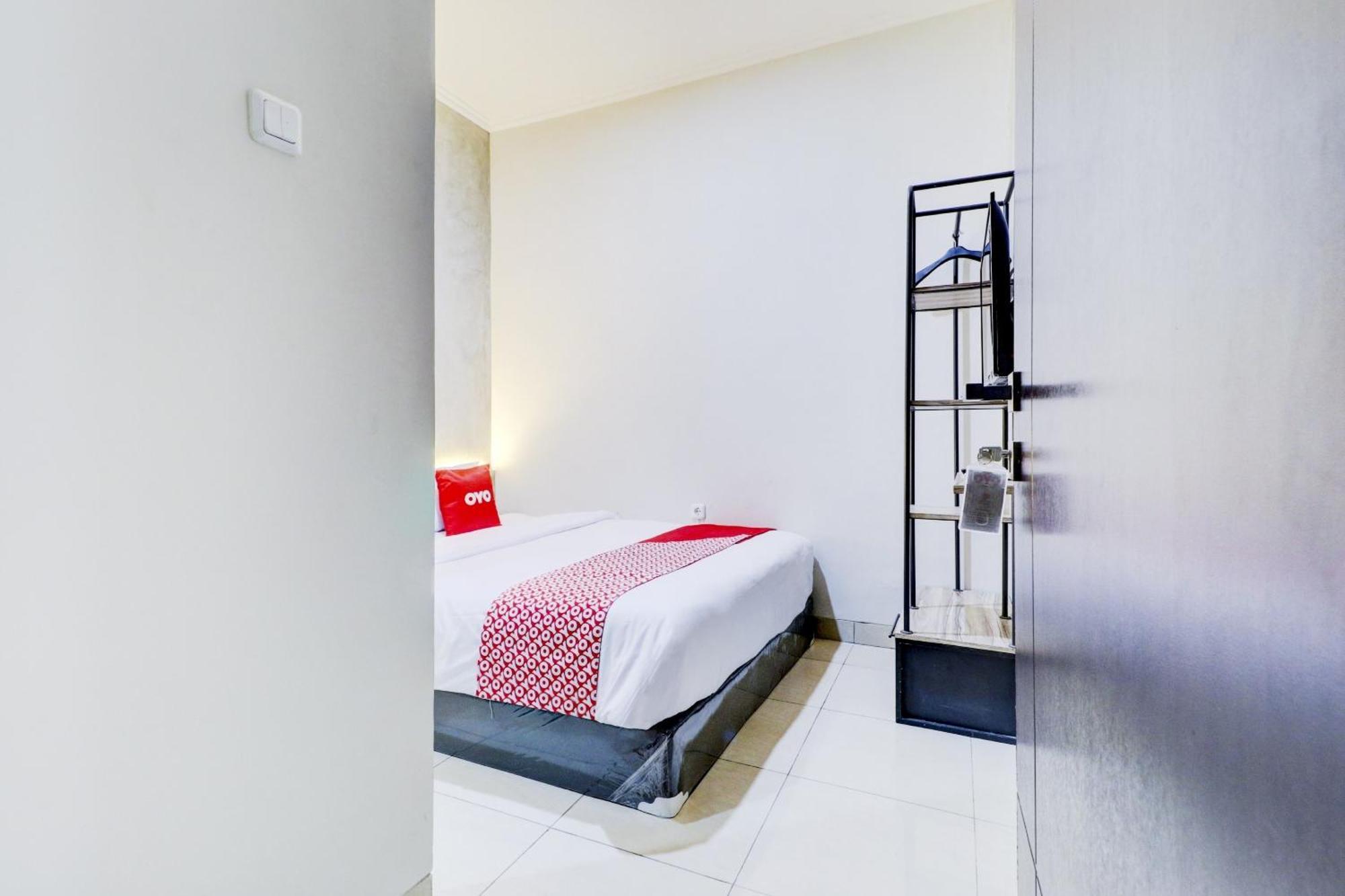 Oyo 90215 Ada Residence Telukjambe ภายนอก รูปภาพ