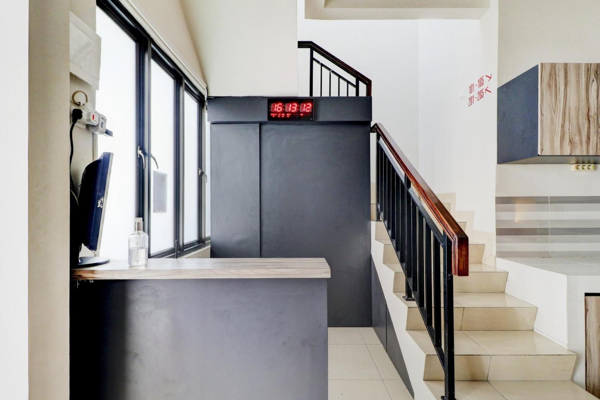 Oyo 90215 Ada Residence Telukjambe ภายนอก รูปภาพ