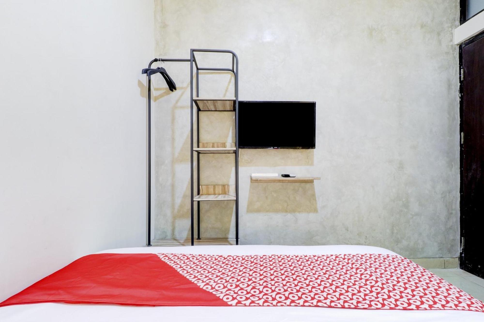 Oyo 90215 Ada Residence Telukjambe ภายนอก รูปภาพ