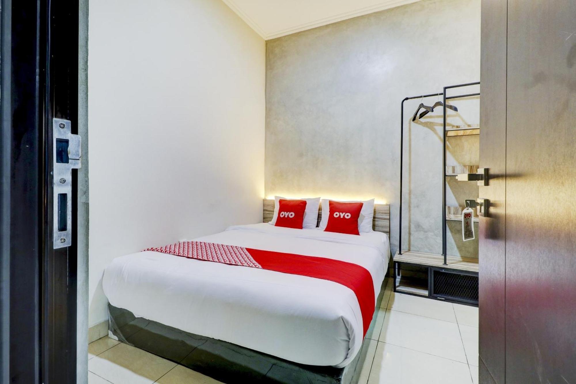 Oyo 90215 Ada Residence Telukjambe ภายนอก รูปภาพ