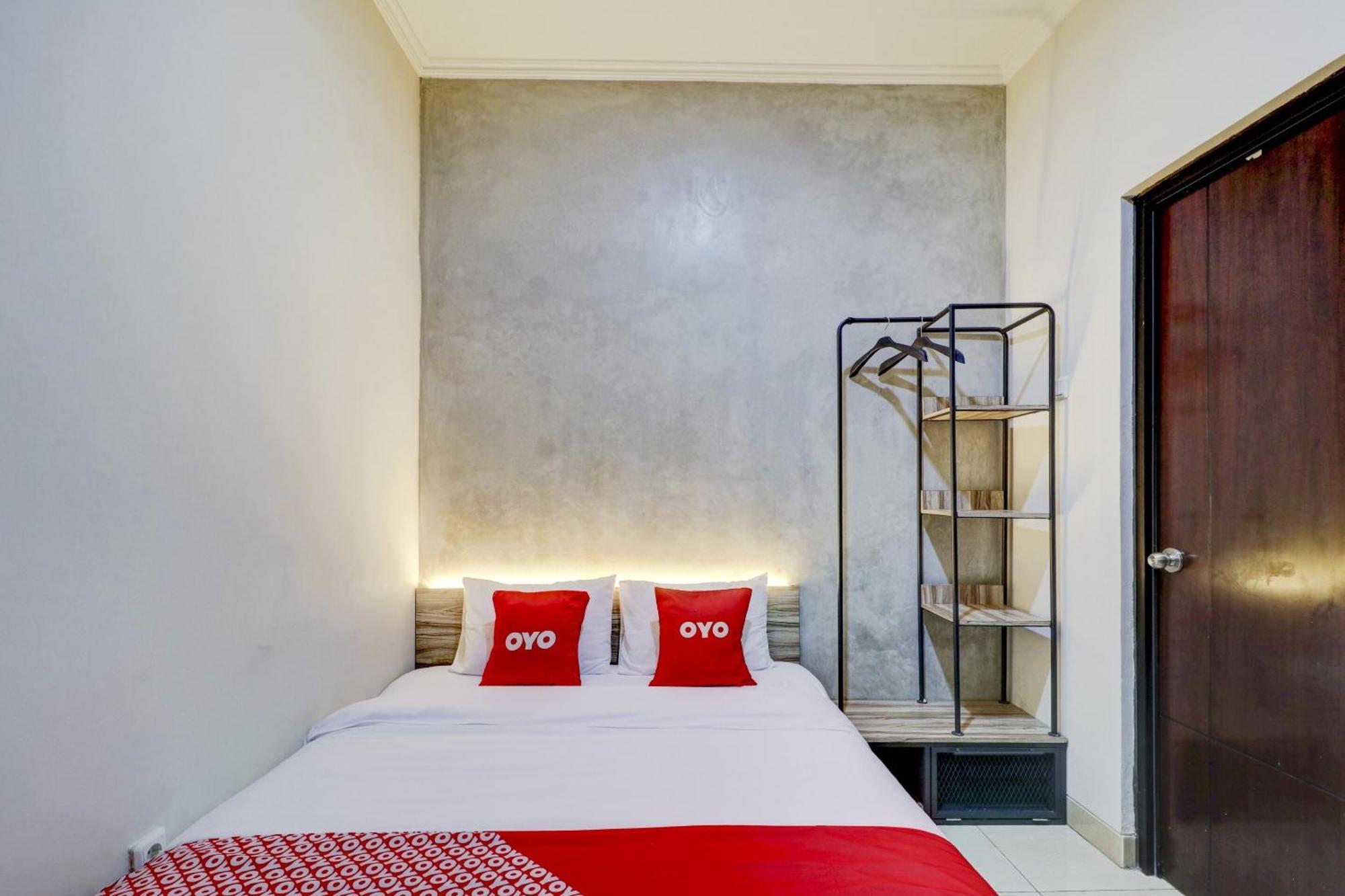 Oyo 90215 Ada Residence Telukjambe ภายนอก รูปภาพ